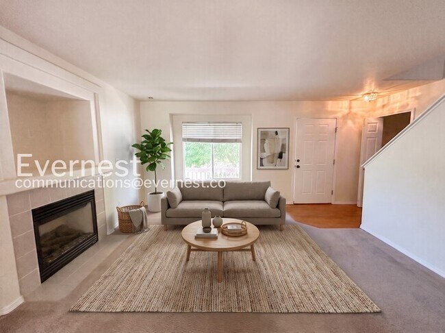 Building Photo - 3 Bed, 2.5 Bath Home with Fenced Yard & Garage / Available Soon!