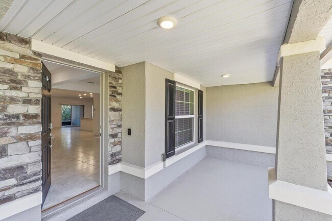 Building Photo - CLOSE TO EVERYTHING!