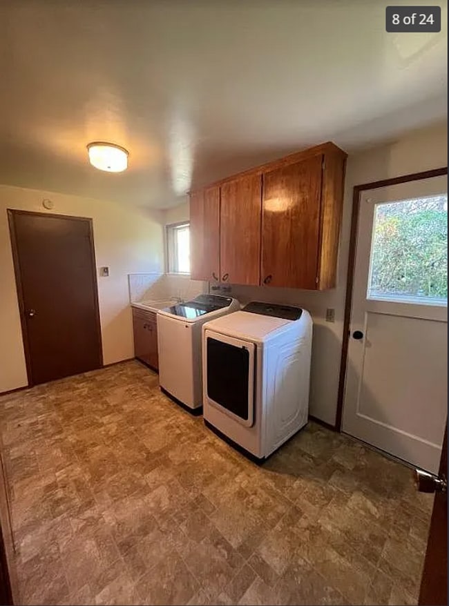 Building Photo - 3-Bed 2-bathroom Home