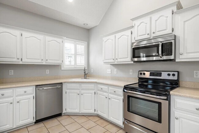 Building Photo - 3225 Mayflower Ln