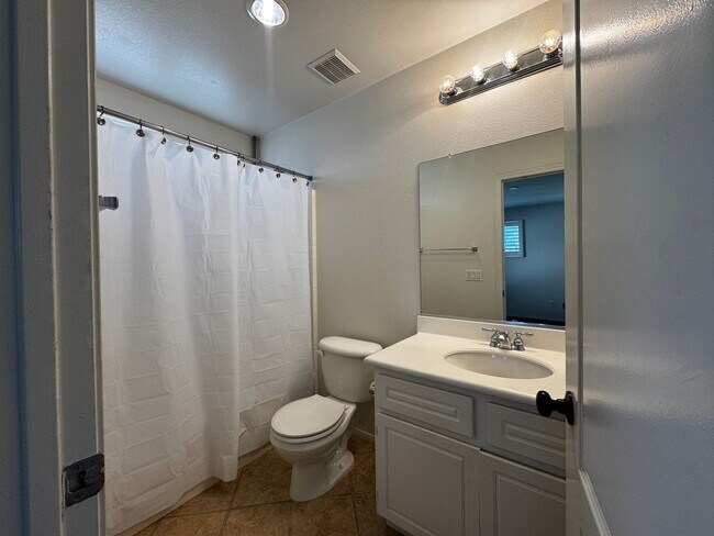 Building Photo - Spacious Temecula House with Bedroom and Bathroom on first floor!