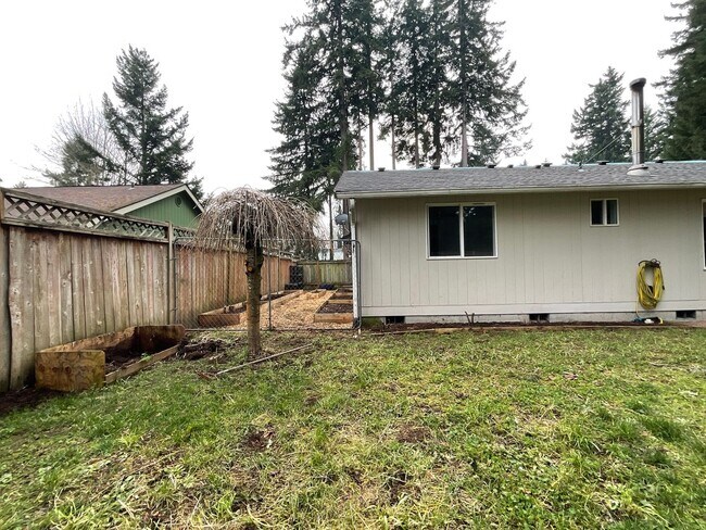 Building Photo - Beautiful 3 Bedroom 2 Bath Home at Lawrence Lake!