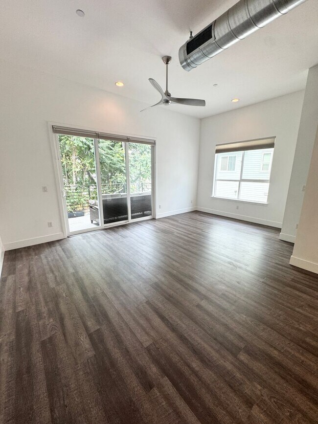 Building Photo - Luxury 3 Bed / 3 Bath Modern Home in Downtown Sacramento – Mansion Flats