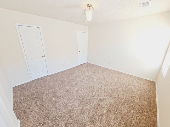 Building Photo - 3 bed 2 bath home in Huning Ranch. Great Yard