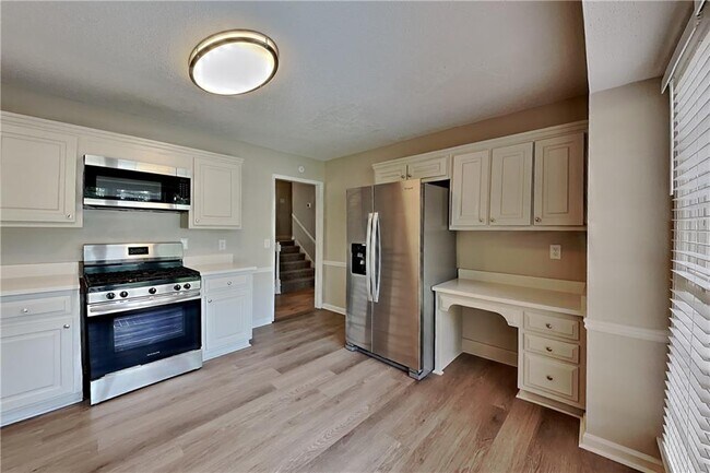 Building Photo - 345 Deerwood Dr