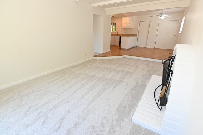 Building Photo - 5659 Lathrop Dr