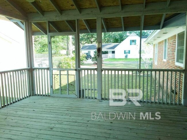 Building Photo - 25 Laurel Ave