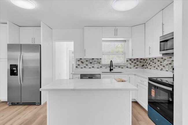 Building Photo - 8801 Sunlit Cove Dr NE