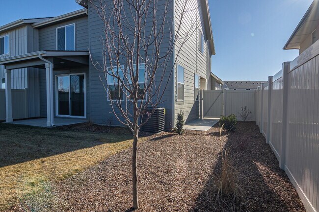 Building Photo - "READY NOW! 3-Bed PLUS Office-Townhouse Retreat in Eagle, ID – Spacious Living with 2.5 Baths!"