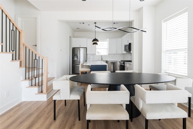 Building Photo - 2428 Ella Blvd