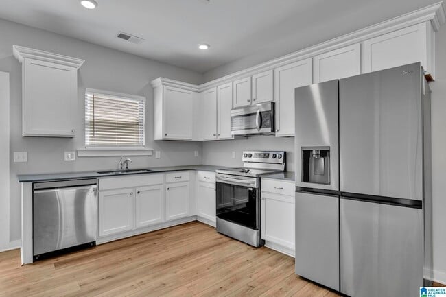 Building Photo - 559 Troubadour Ln