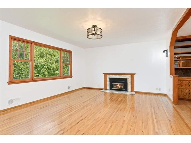 Building Photo - 5867 Central Ave NE