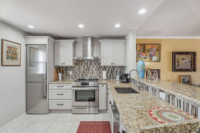 Building Photo - 2 Bed 2 Bath waterfront Condo