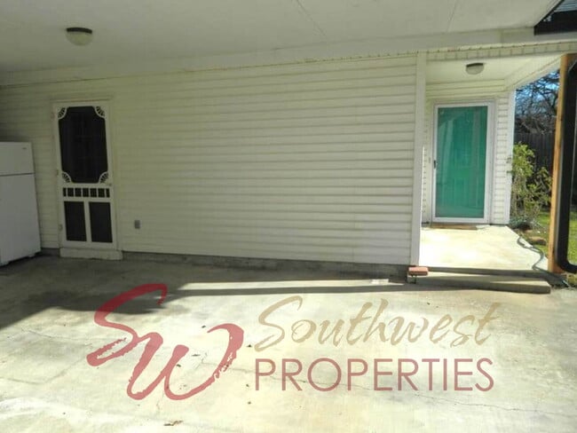 Building Photo - Charming 2 Bed / 2 Bath Home in Quiet Neighborhood + Bonus Room & Fenced Yard!