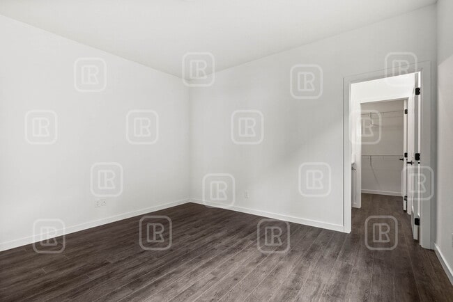 Building Photo - 618 S Crescent Ln