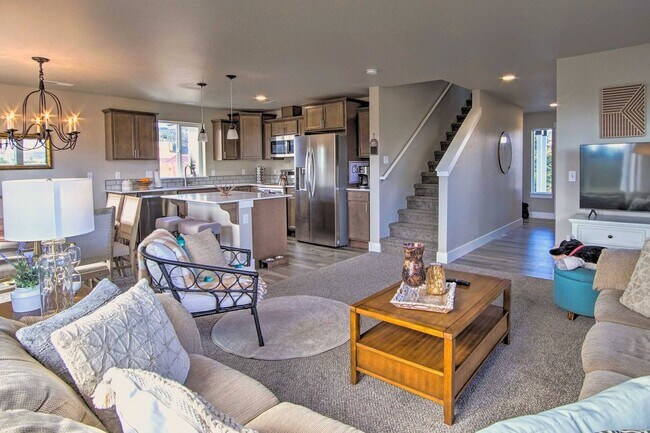 Building Photo - 3 Bedroom 2.5 Bathroom House In Cle Elum With Great Amenities and Sweeping Views