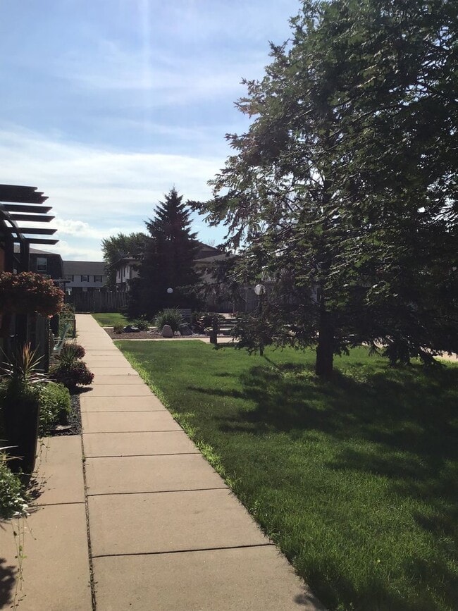 Building Photo - Very Well Maintained Apartment - One Floor...