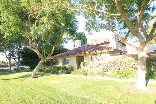 Building Photo - Charming 3-Bed, 2-Bath Single-Story Condo ...