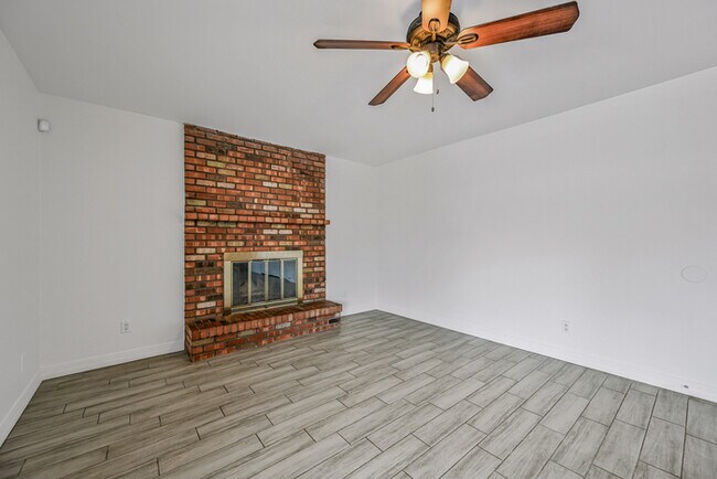 Building Photo - 4 bedroom with Pool !!