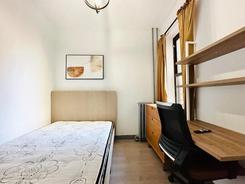 Building Photo - Furnished room/NOT APARTMENT