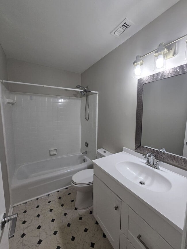 Building Photo - 2 Bedroom Townhome available for rent in Charlotte NC