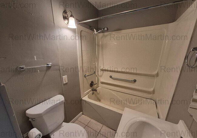 Building Photo - 925 Hammond Ave
