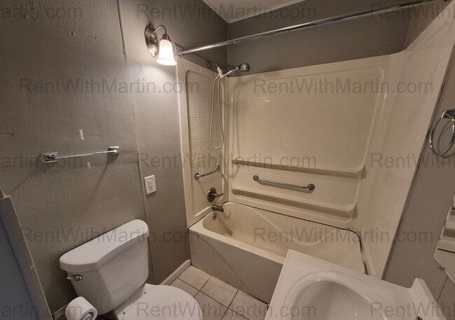 Building Photo - FOR RENT-925 Hammond Ave- Pets Ok*