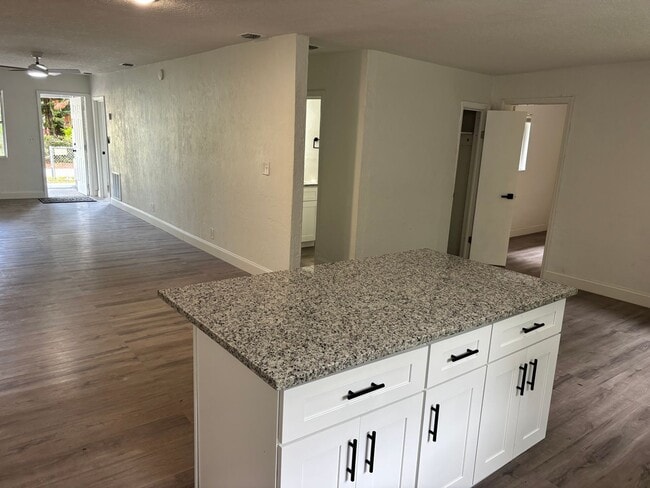Building Photo - Newly Remolded 3 Bedroom