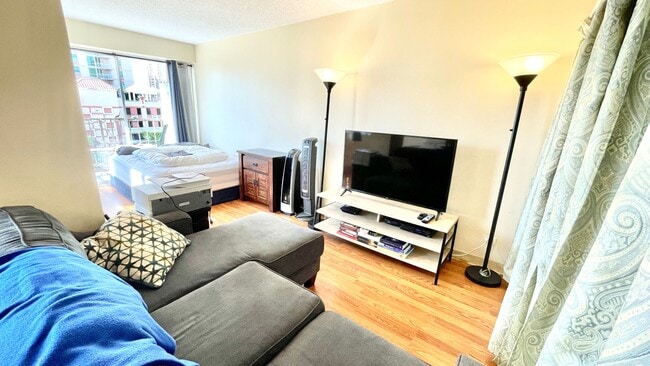 Building Photo - FULLY FURNISHED STUDIO IN KING MANOR! CLOS...