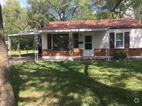 Building Photo - Cute 2 bedroom 1 bath house in SW Topeka