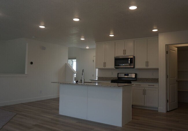 Building Photo - Layton Townhome 3 Bed 2.5 Bath