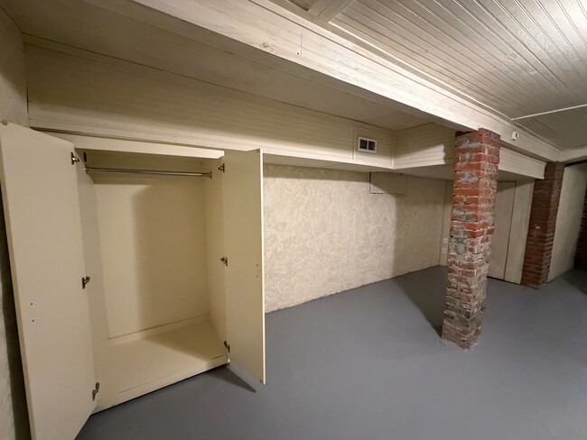 Building Photo - 107 Screven St