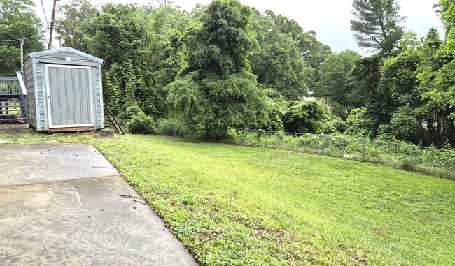 Building Photo - 332 N Fishtrap Rd