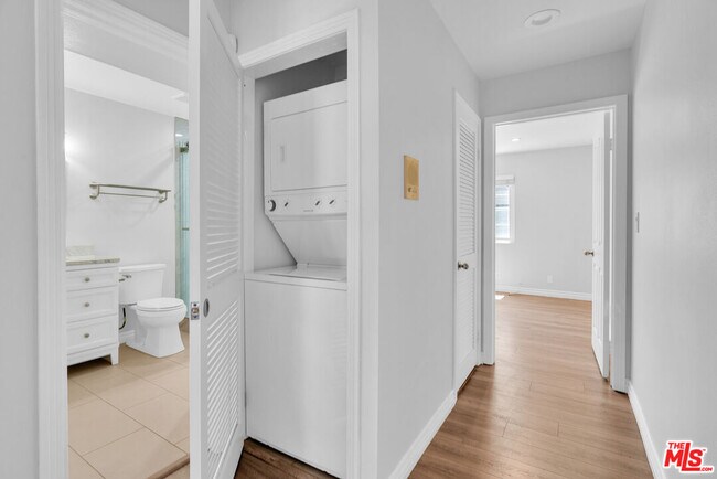 Building Photo - 119 E Beach Ave