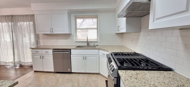 Building Photo - 539 Dawes St