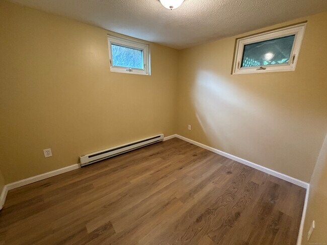 Building Photo - 9 White Oak Rd