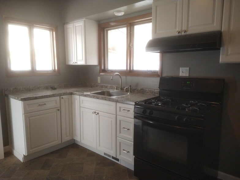 Kitchen - 1759 Barrows St