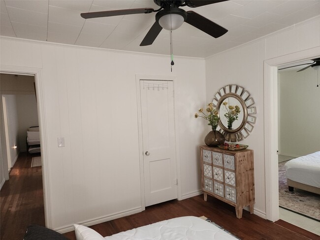 Building Photo - 1104 E Sycamore St