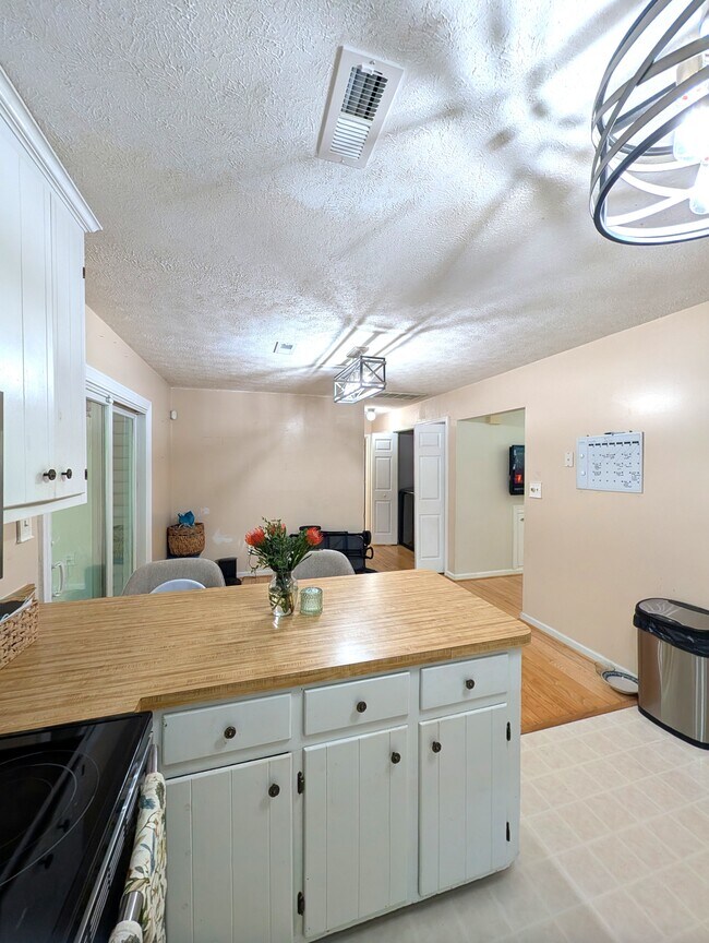 Building Photo - 5212 Hickory Fork Rd
