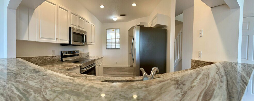 Building Photo - 10253 Via Hibiscus