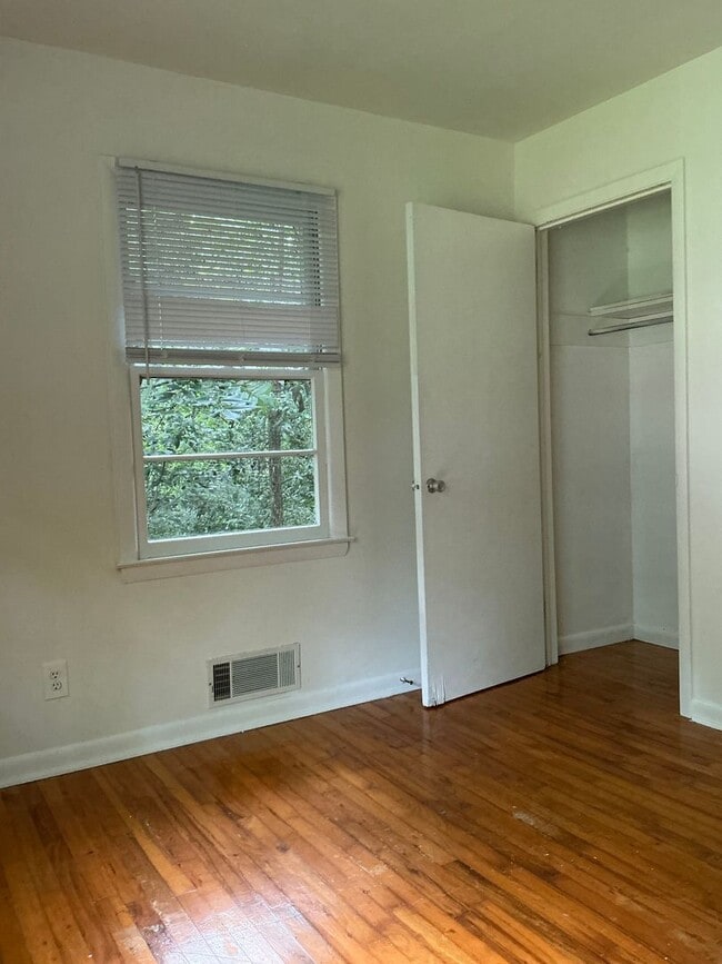 Building Photo - 3 bedroom 2 bathroom house conveniently lo...