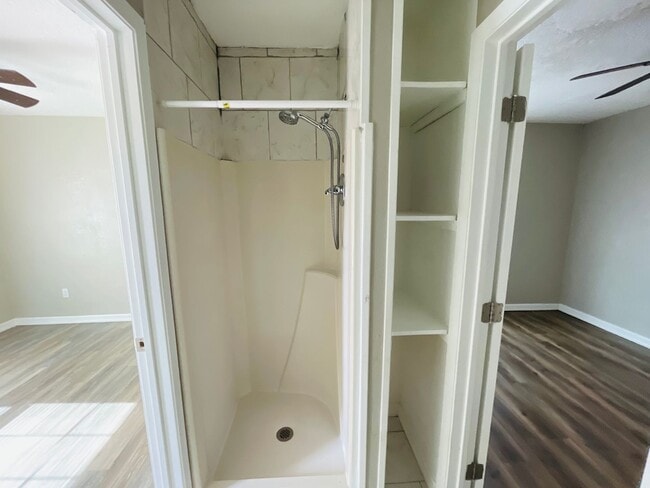 Building Photo - 312 1-304 1/2 S Avenue G