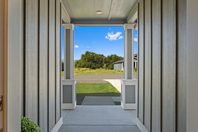 Building Photo - 4 Bedroom Home with Spacious Fully Fenced ...