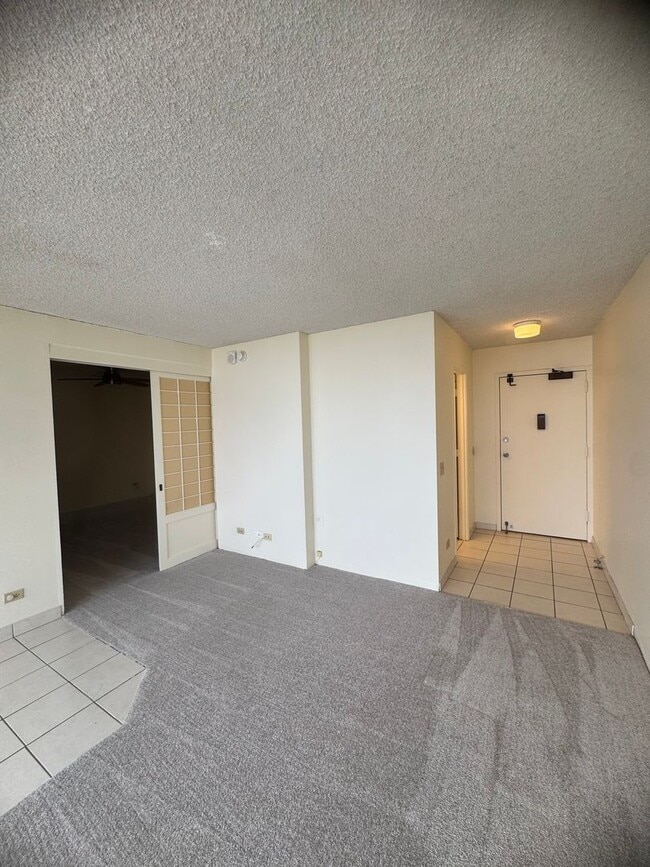 Building Photo - 1/1/2 - Penthouse Unit- Utilities Included - Large Covered Lanai w/Ocean & City Views