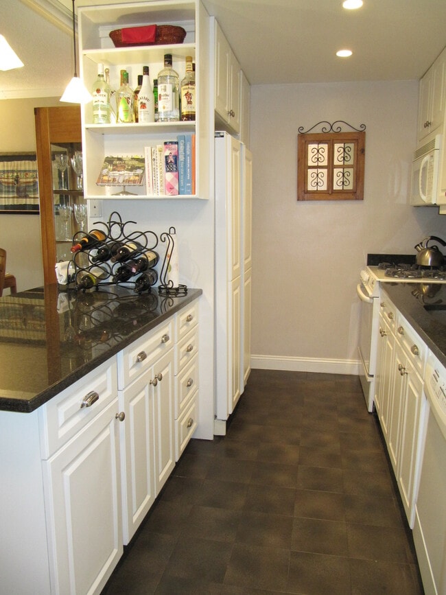 Building Photo - 2 Hawthorne Pl