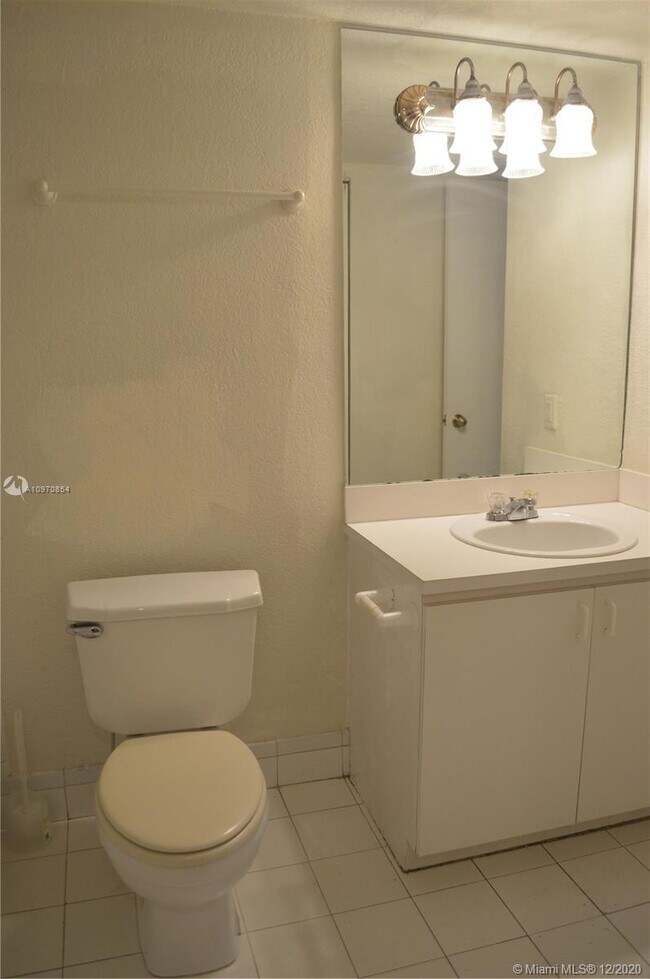 Building Photo - 9320 Fontainebleau Blvd