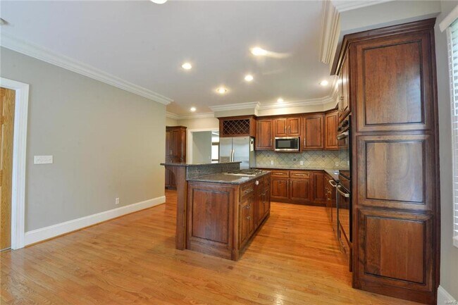 Building Photo - 8940 Ladue Rd