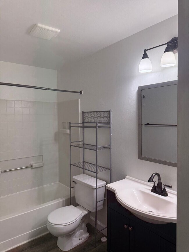 Building Photo - 3827 Bay Club Cir