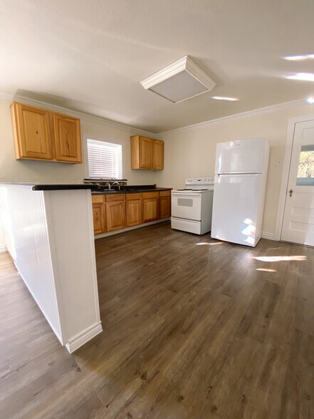 Building Photo - 109 E 3rd St