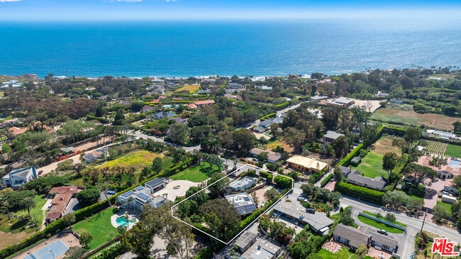 Building Photo - 7038 Dume Dr